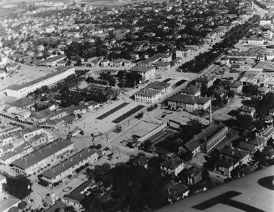 <p><strong>3. </strong>1959  yılına ait fotoğrafta<strong> </strong>Sakarya  Hükümet Konağı inşası sürmekte. <br /> 	Kaynak: Sakarya  Büyükşehir Belediyesi Koleksiyonu, Atilla Orhun Arşivi (Fotoğraf: Hayri  Yazıcıgil)</p>